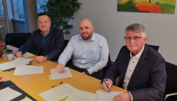 Bürgermeister Helmut Bauer unterzeichnet Eintritt Minderlittgens in Betreibergesellschaft_© Schoenergie GmbH